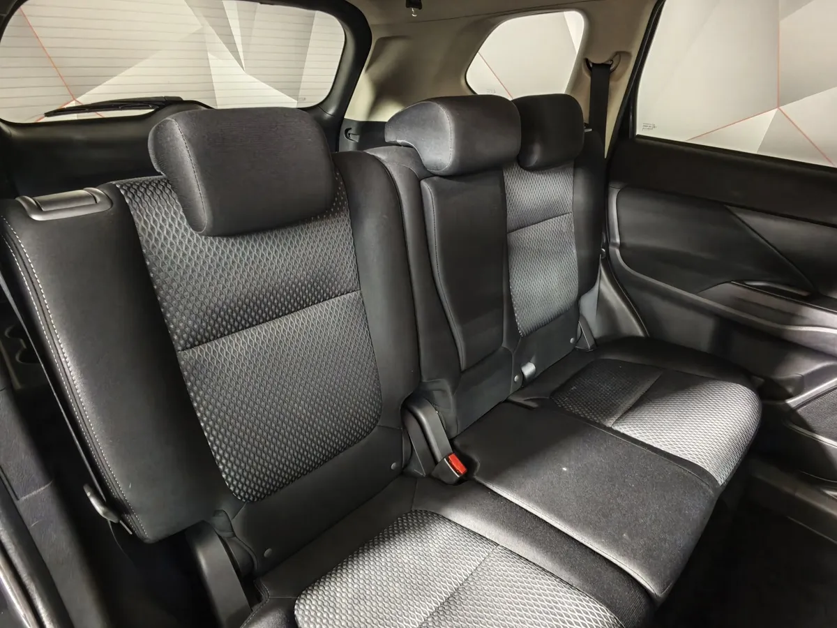 Mitsubishi Outlander 2.0 CVT 4WD (146 л.с.) Черный в АВИЛОН. Слайд №17