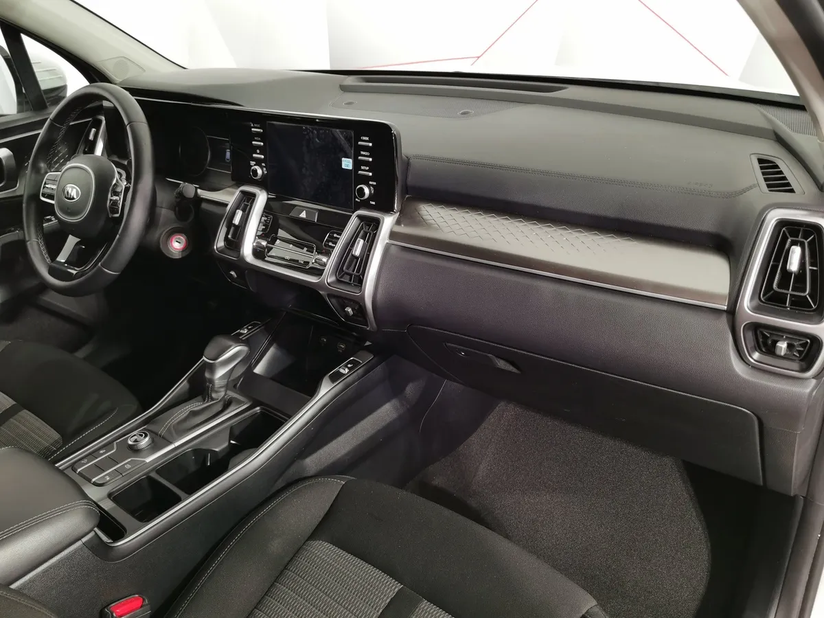 Kia Sorento 2.5 MPI 4WD AT (180 л.с.) Comfort Белый в АВИЛОН. Слайд №11