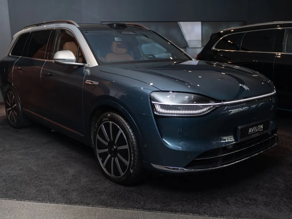 АВИЛОН - AITO M9 EVR 1.5 AT 4WD (496 л.с.) 6 мест Ultra Синий - slide 9964709