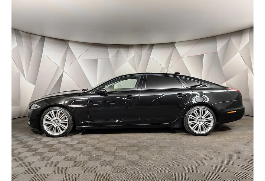 Jaguar XJ 3.0 AT AWD LWB (340 л.с.) Luxury Черный в АВИЛОН. Слайд №5
