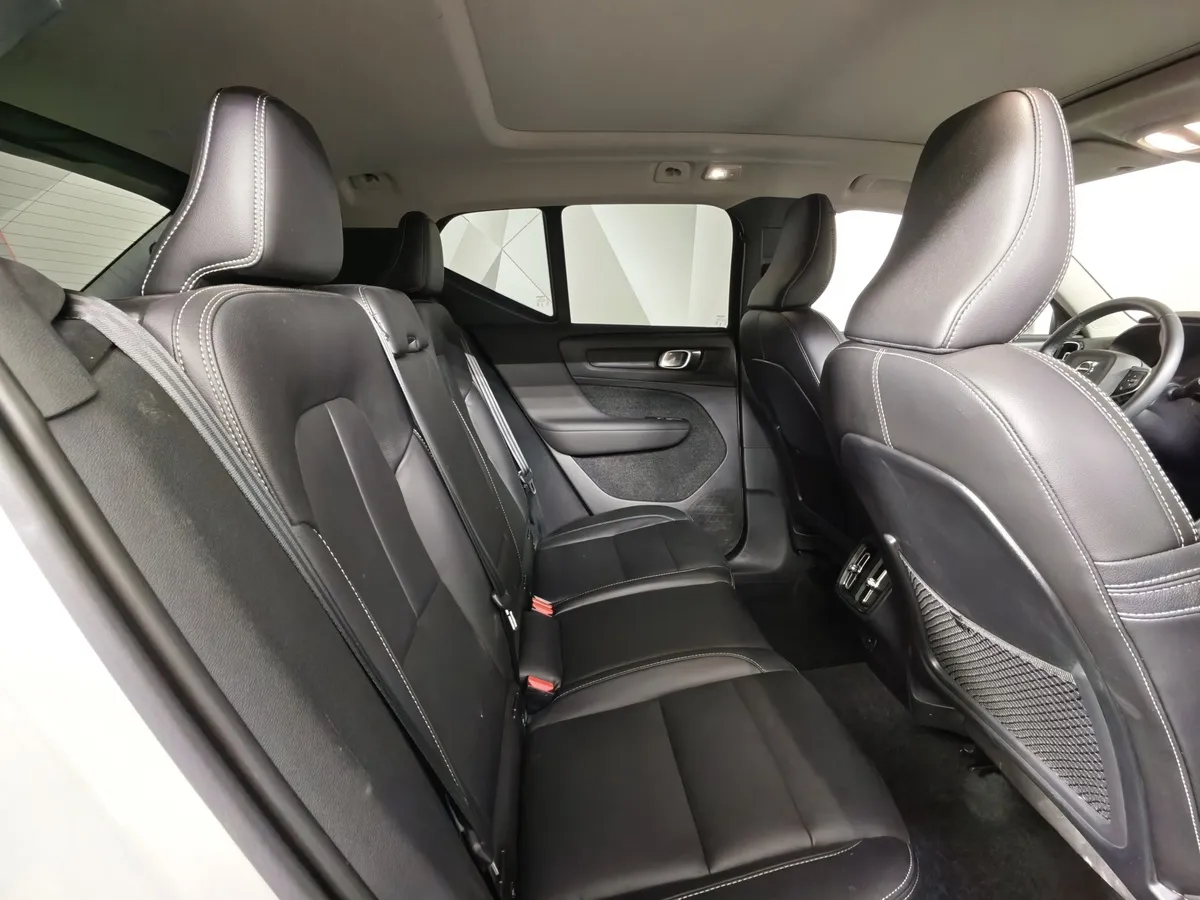 Volvo XC40 2.0 B4 AT AWD (190 л.с.) Deluxe Белый в АВИЛОН. Слайд №16
