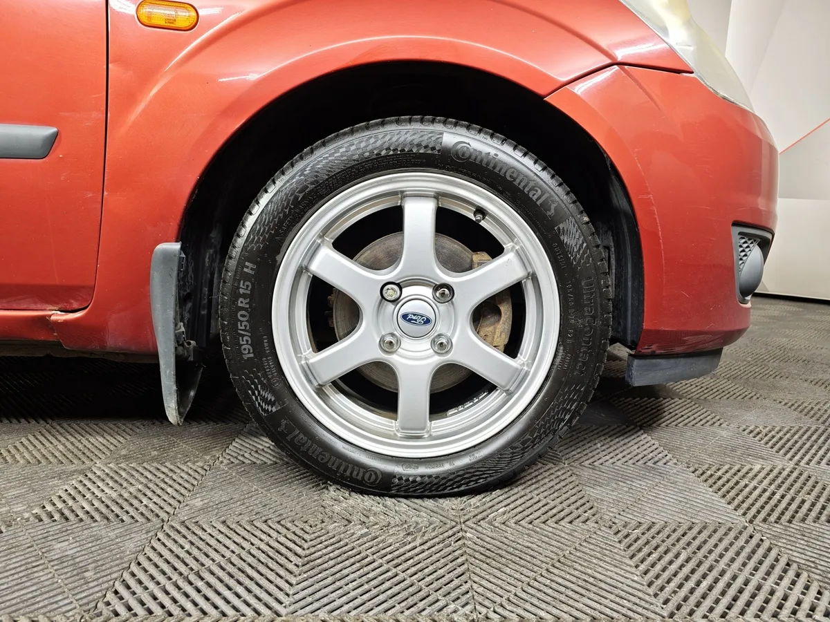 Ford Fiesta 1.6 Flex MT (100 л.с.) Красный в АВИЛОН. Слайд №9