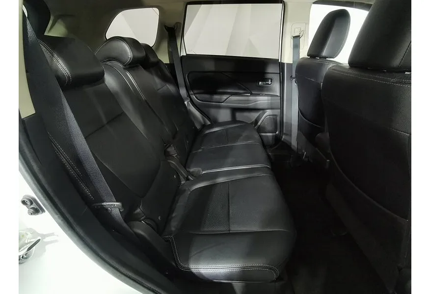 Mitsubishi Outlander 2.0 CVT 4WD (146 л.с.) Белый в АВИЛОН. Слайд №16