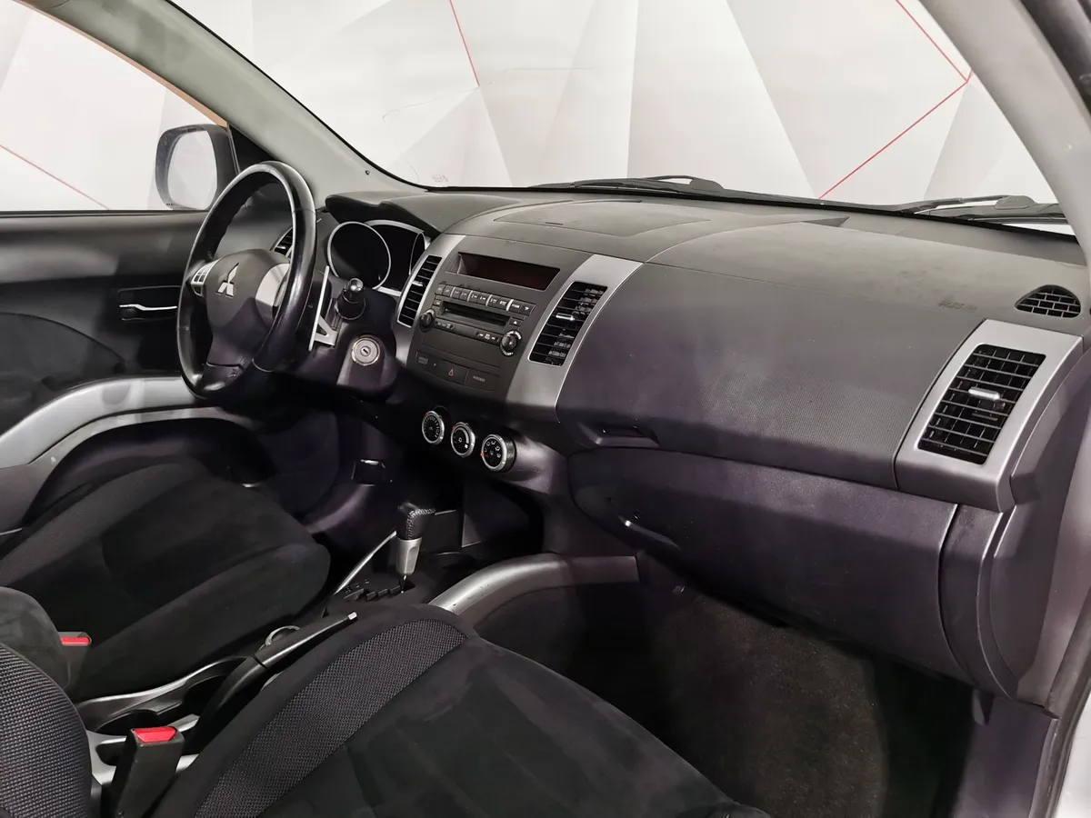 Mitsubishi Outlander 2.4 CVT 4WD (170 л.с.) Серебристый в АВИЛОН. Слайд №11