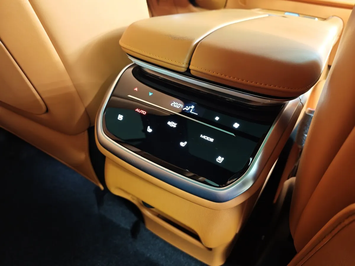 WEY 07 1.5 PHEV DHT AT 4WD (517 л.с.) Premium Черный в АВИЛОН. Слайд №24