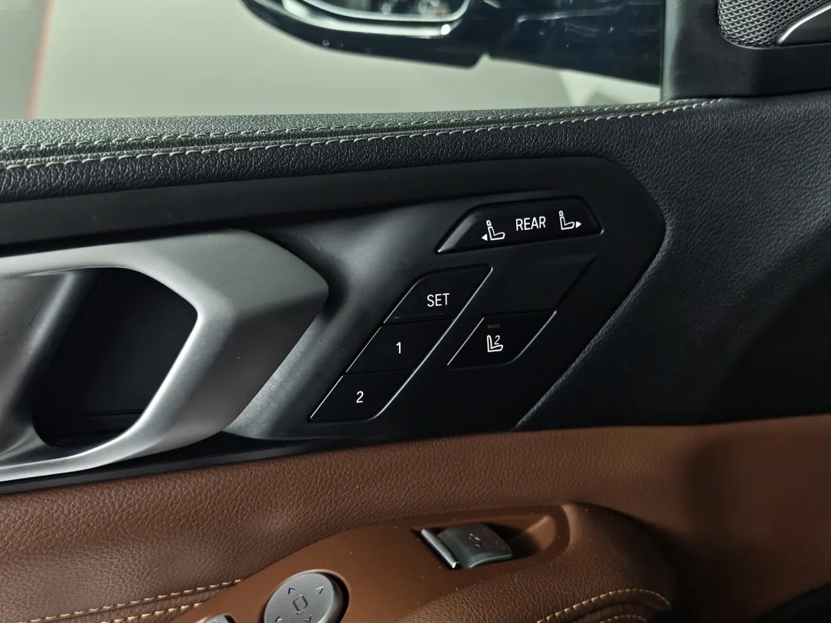 BMW X7 xDrive40i Steptronic (340 л.с.) Базовая (Локальная сборка) Черный в АВИЛОН. Слайд №16