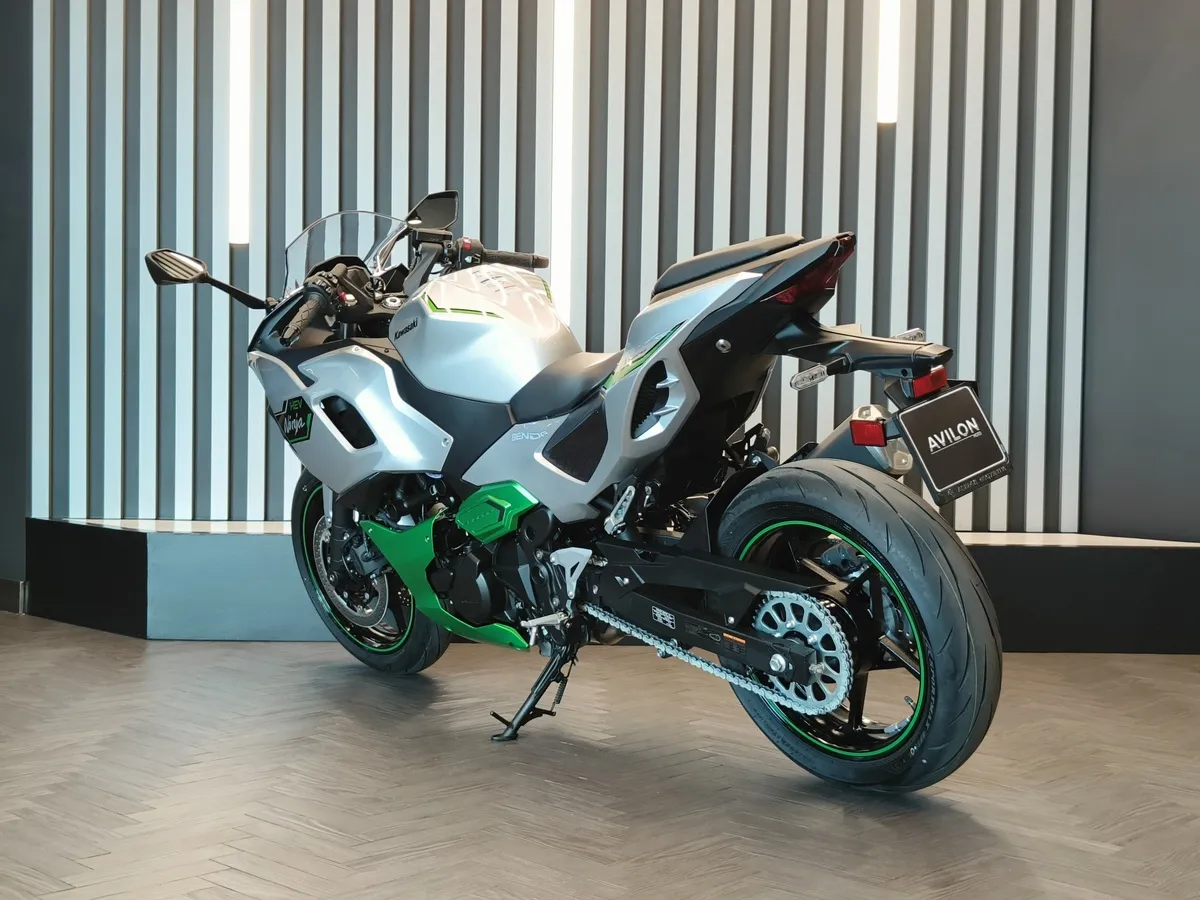 Kawasaki Ninja 7 Hybrid 450 см³ (69 л.с.) 450 Серебристый в АВИЛОН. Слайд №7