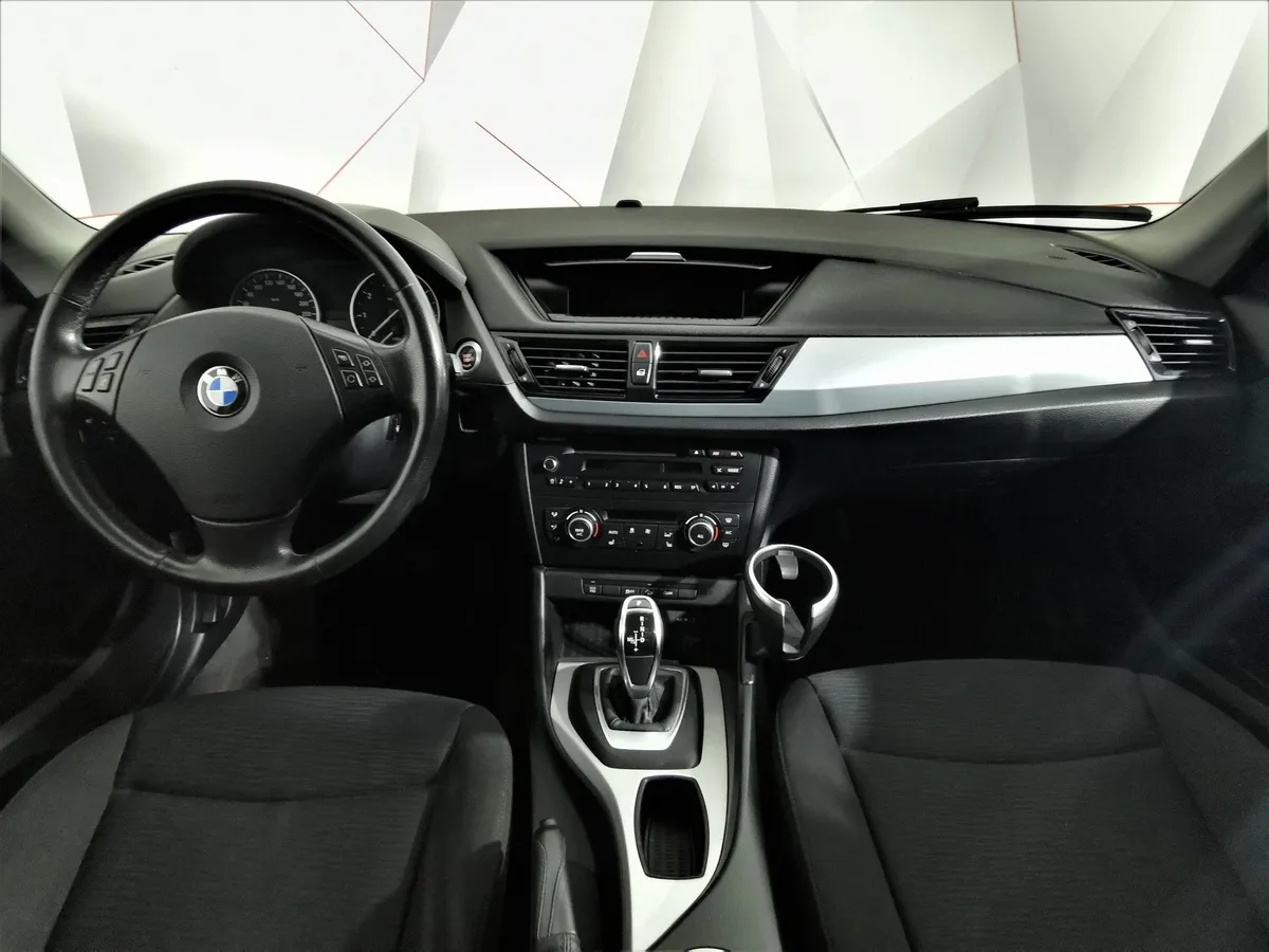 BMW X1 xDrive20i AT (184 л.с.) Серебристый в АВИЛОН. Слайд №9