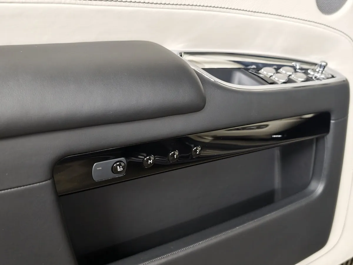 Rolls-Royce Ghost 6.6 AT (570 л.с.) Individual Серый в АВИЛОН. Слайд №22