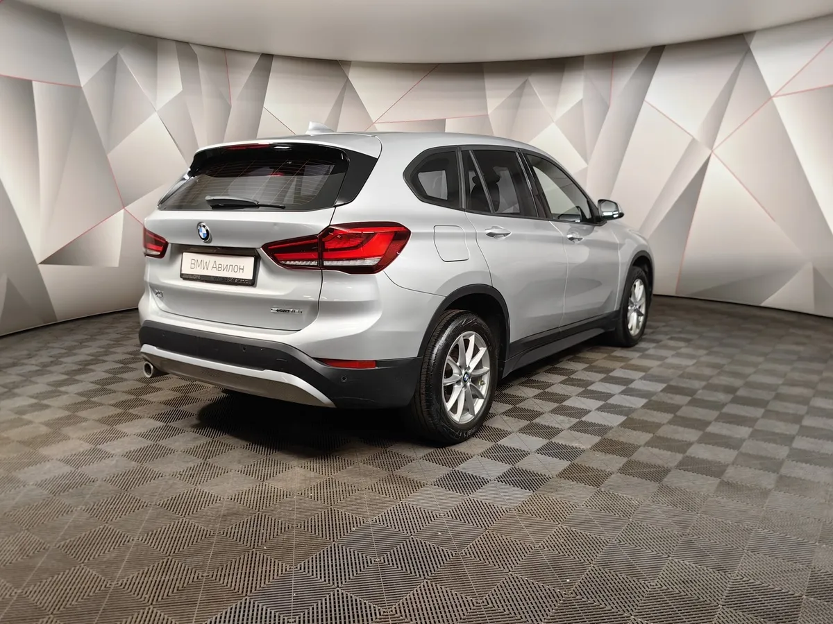 BMW X1 18i sDrive (140 л.с.) SE Серый в АВИЛОН. Слайд №2