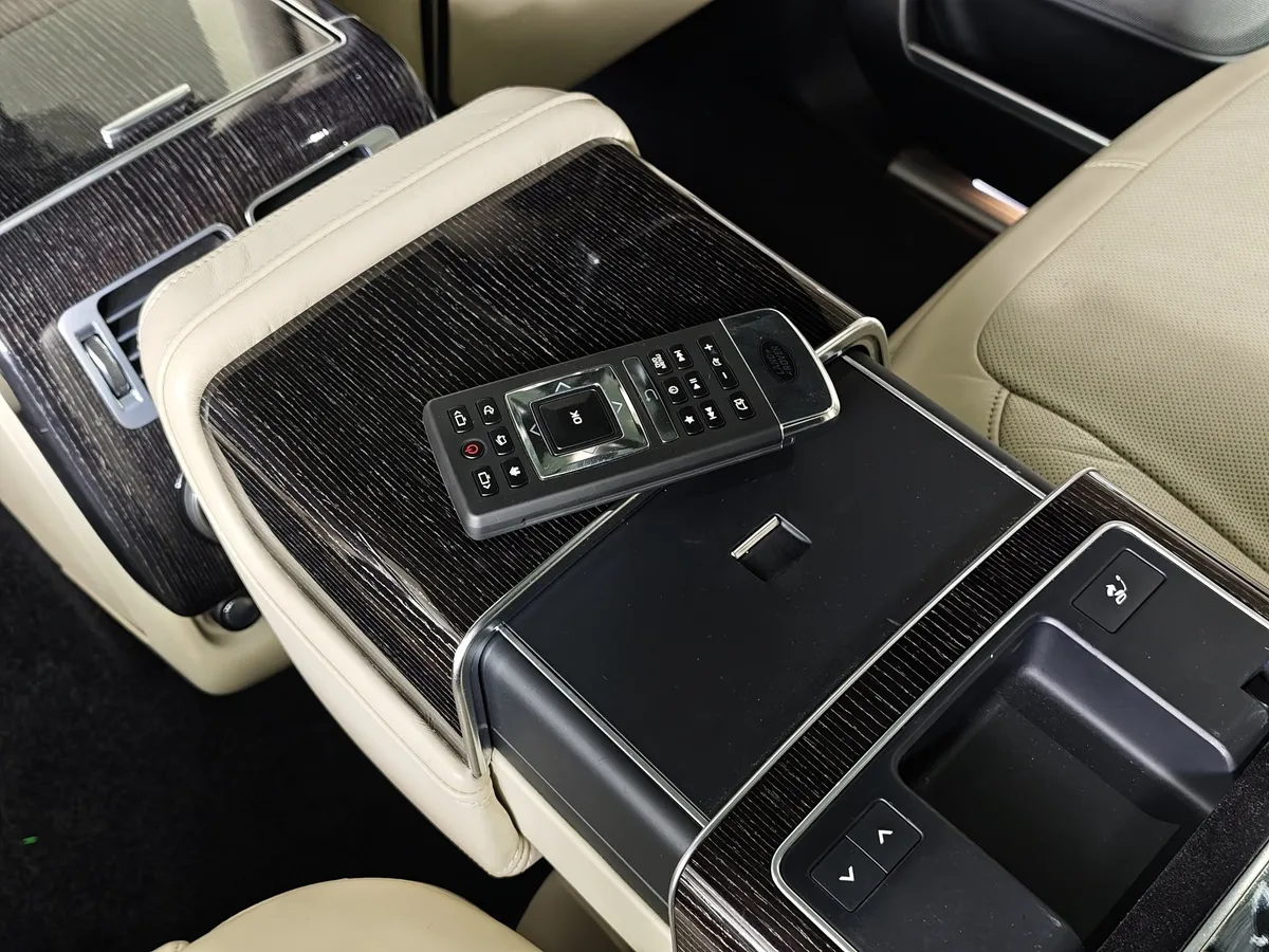Land Rover Range Rover 4.4 SDV8 AT AWD (339 л.с.) Vogue SE Серый в АВИЛОН. Слайд №27