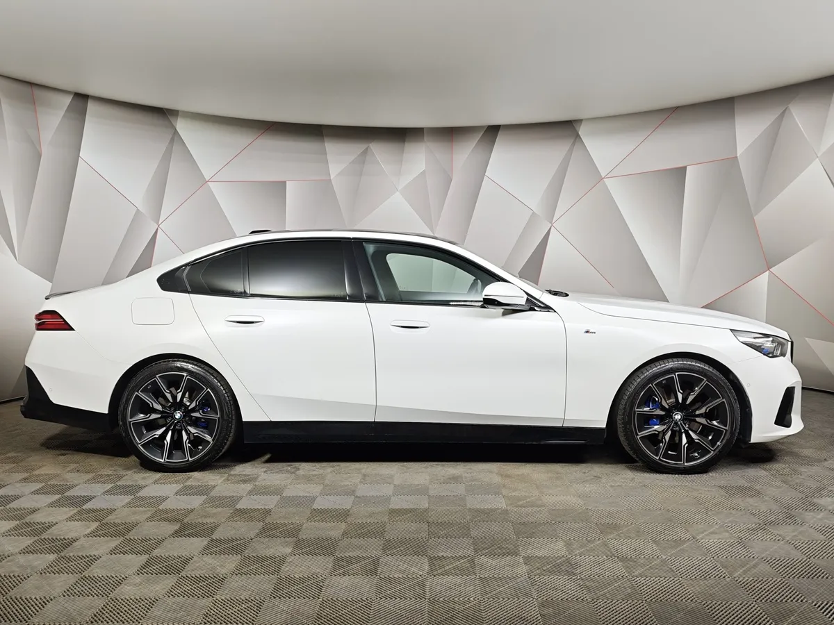 BMW 5 серия 530i xDrive AT (252 л.с.) Белый в АВИЛОН. Слайд №6