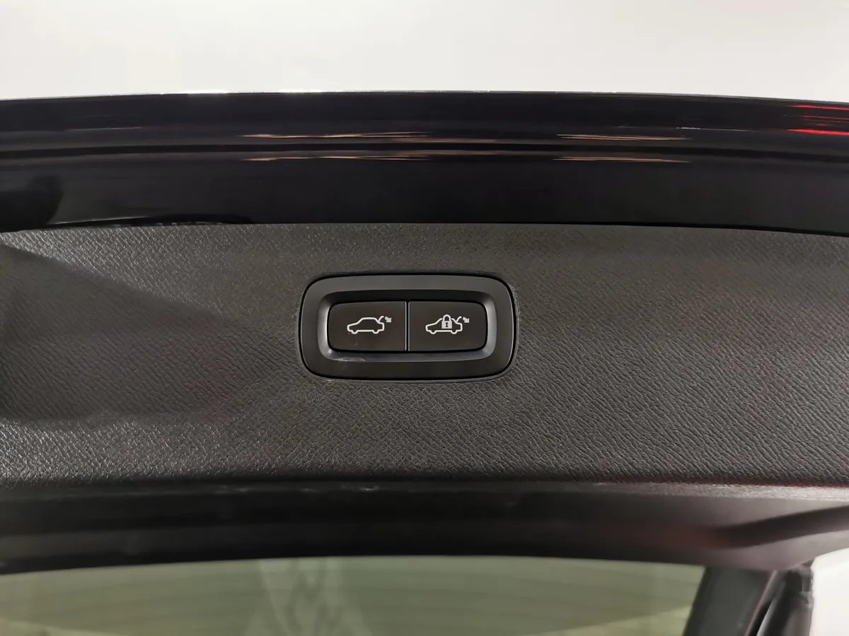 Volvo XC90 2.0 D5 Drive-E AT AWD (235 л.с.) Inscription Черный в АВИЛОН. Слайд №20