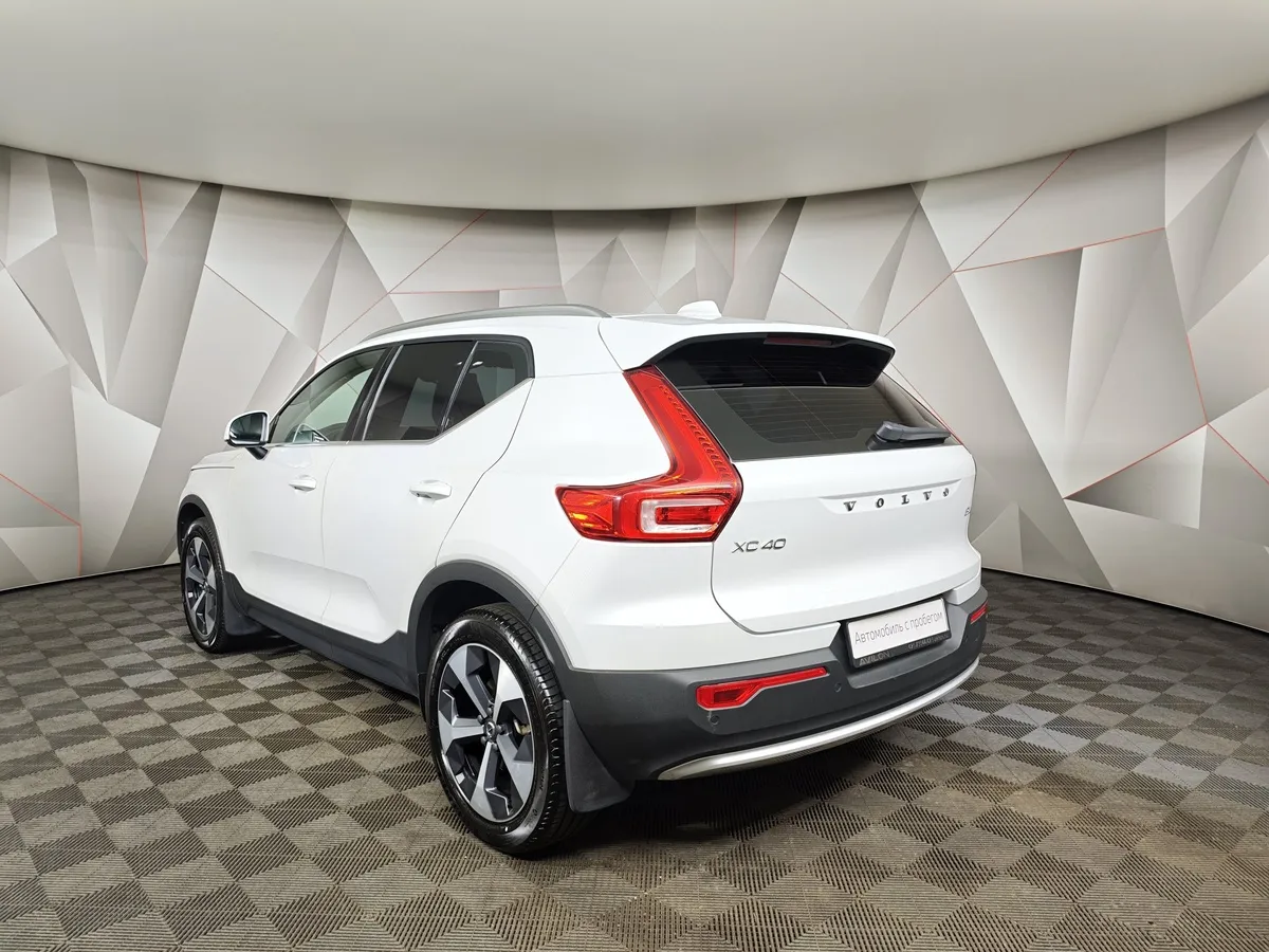 Volvo XC40 2.0 B4 AT AWD (190 л.с.) Deluxe Белый в АВИЛОН. Слайд №4