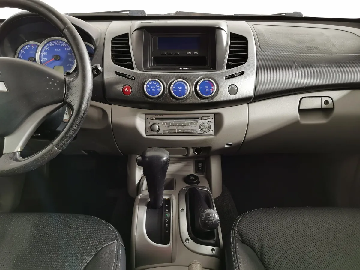 Mitsubishi L200 2.4 DID AT AWD (154 л.с.) DC Intense Серебристый в АВИЛОН. Слайд №14