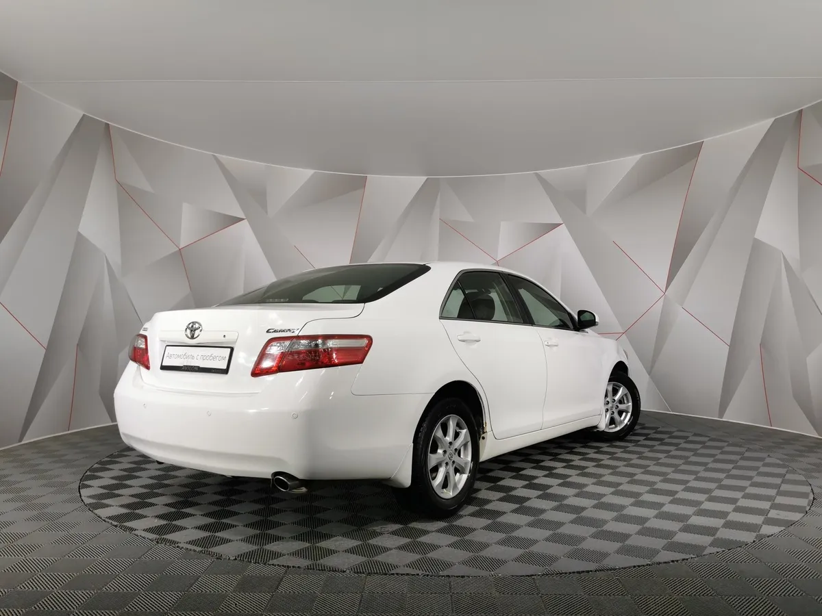 Toyota Camry 2.4 VVT-i AT (167 л.с.) Белый в АВИЛОН. Слайд №2