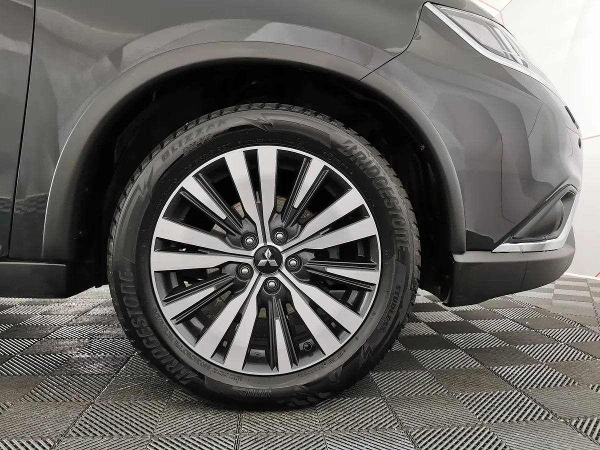 Mitsubishi Outlander 2.4 MIVEC CVT 4WD (167 л.с.) Ultimate Черный в АВИЛОН. Слайд №9