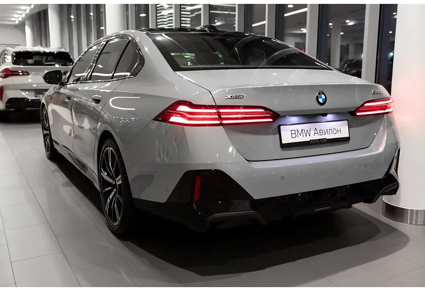 BMW 5 серия 530i xDrive AT (252 л.с.) Серый в АВИЛОН. Слайд №5