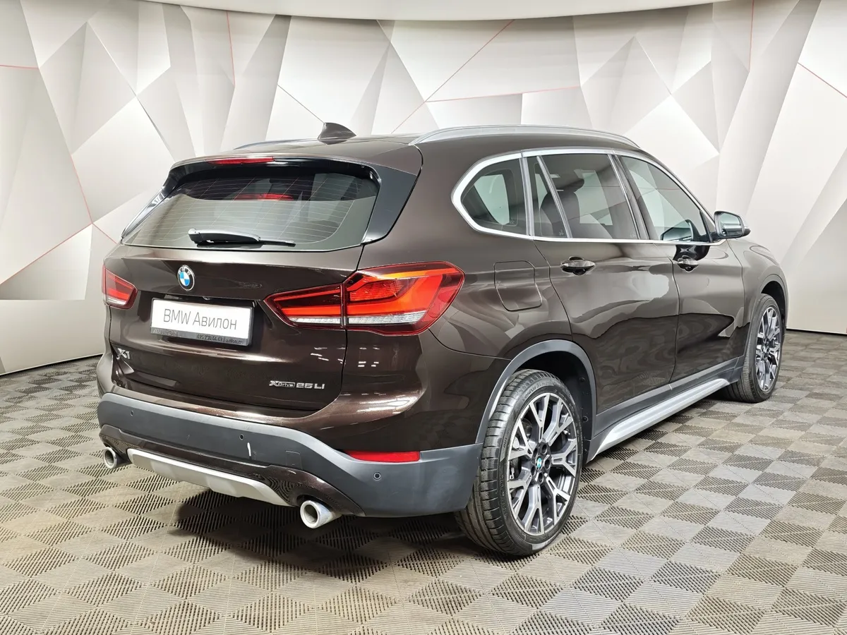BMW X1 25i xDrive AT (231 л.с.) Коричневый в АВИЛОН. Слайд №2