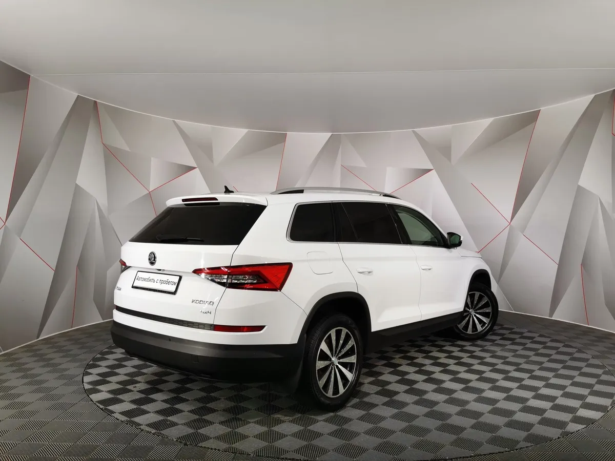 Skoda Kodiaq 2.0 TSI DSG 4X4 (180 л.с.) Белый в АВИЛОН. Слайд №2