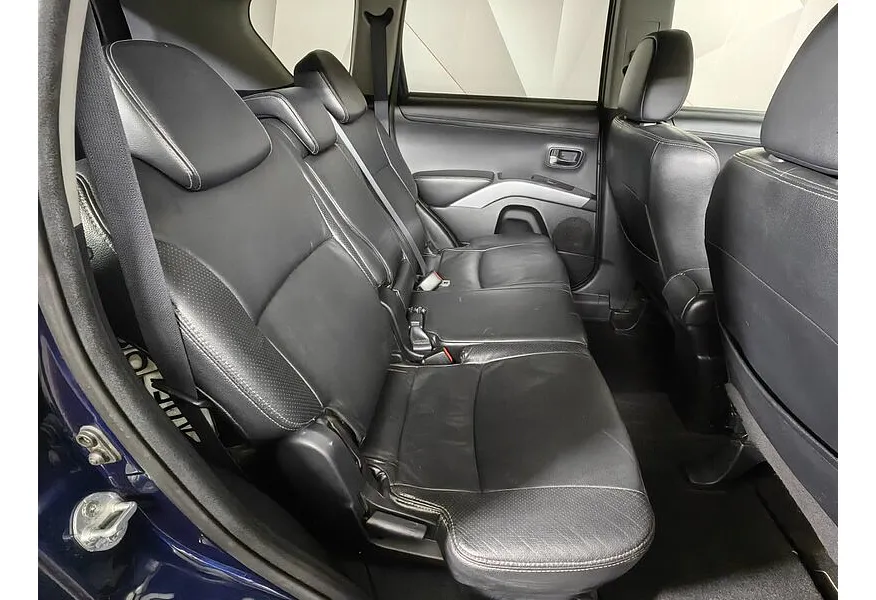 Mitsubishi Outlander 2.4 CVT 4WD (170 л.с.) Синий в АВИЛОН. Слайд №14 Mitsubishi Outlander 2.4 CVT 4WD (170 л.с.) Синий в АВИЛОН. Слайд №14