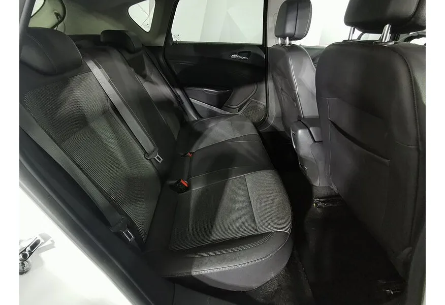 Opel Astra 1.6 AT (115 л.с.) Белый в АВИЛОН. Слайд №15