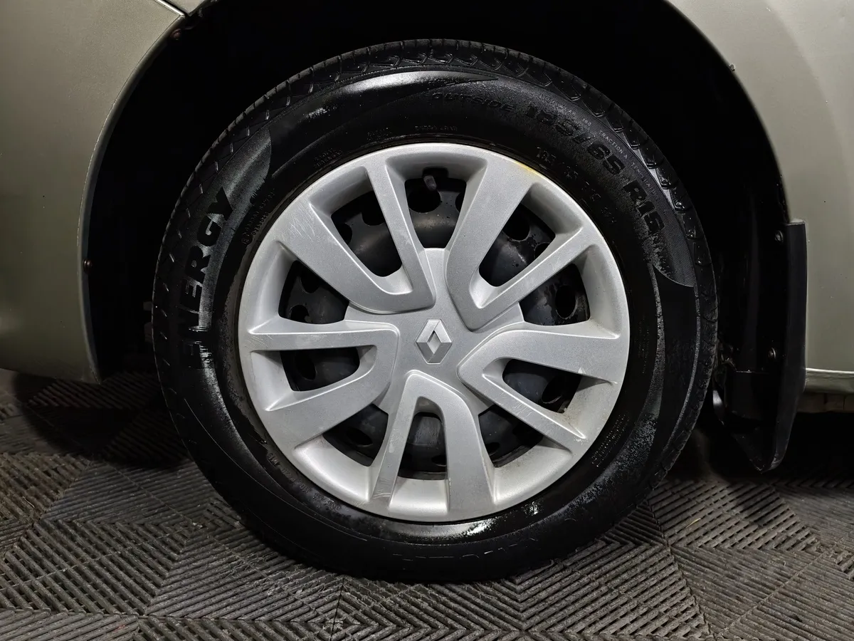 Renault Logan 1.6 MT (82 л.с.) Бежевый в АВИЛОН. Слайд №9