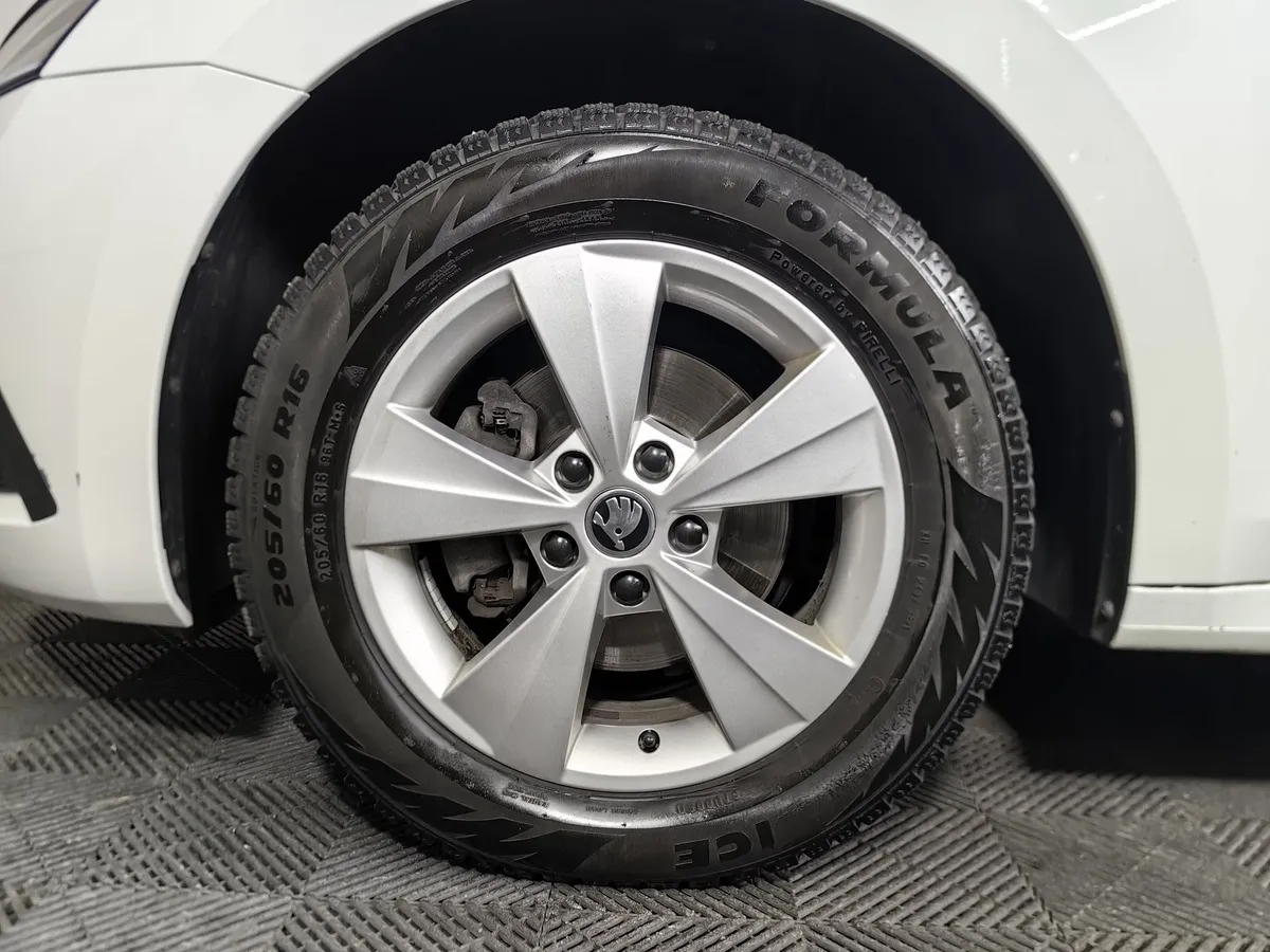 Skoda Octavia 1.4 AT FWD (150 л.с.) Белый в АВИЛОН. Слайд №9
