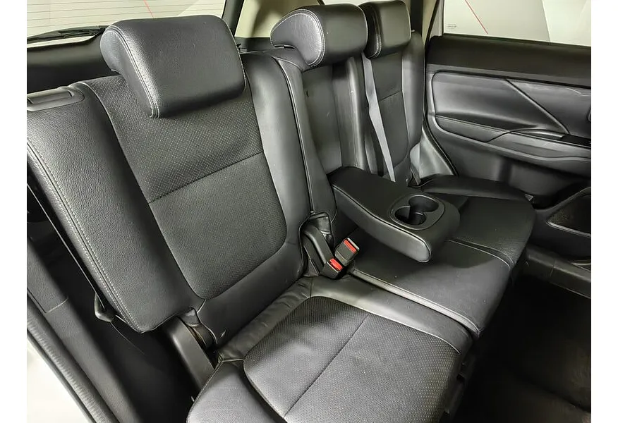 Mitsubishi Outlander 2.0 MIVEC CVT 4WD (146 л.с.) Invite Белый в АВИЛОН. Слайд №17