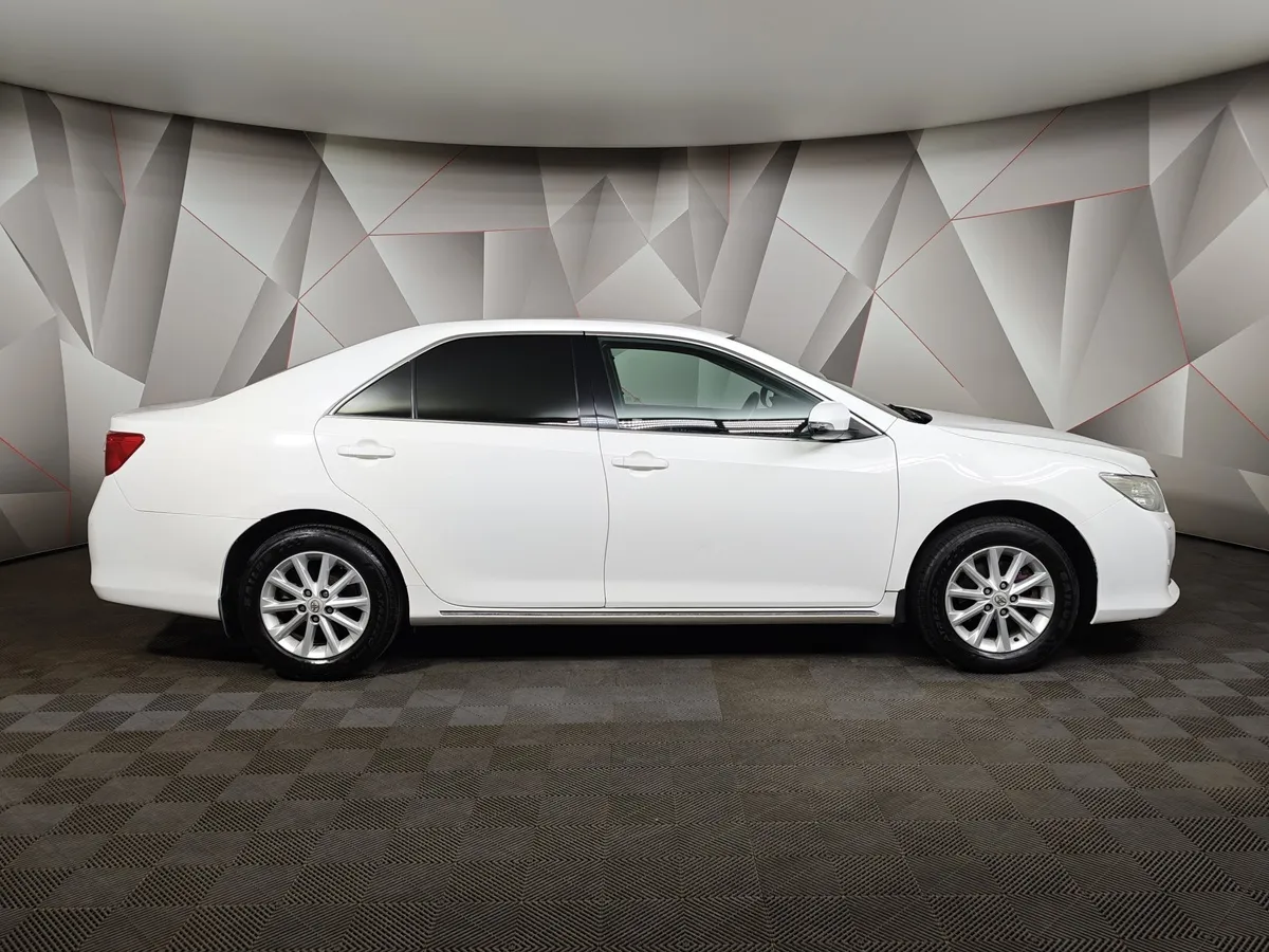 Toyota Camry 2.5 AT (181 л.с.) Белый в АВИЛОН. Слайд №6