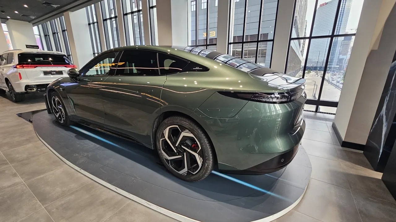 EXEED Exlantix ES 1.5 DHT 4WD (469 л.с.) GG Зеленый в АВИЛОН. Слайд №6