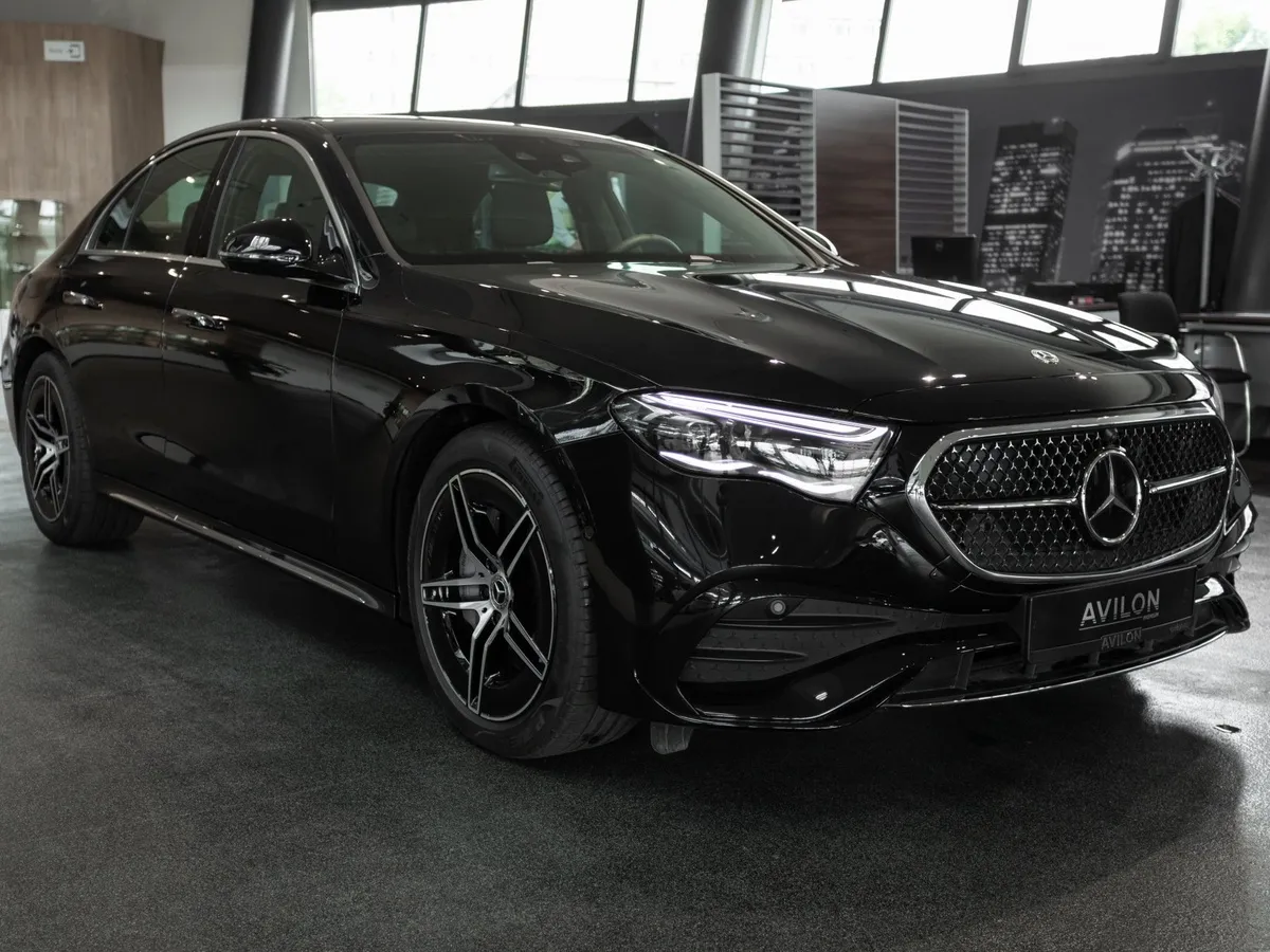 Mercedes-Benz E-Класс E 300 4MATIC (258 л.с.) Черный в АВИЛОН. Слайд №2