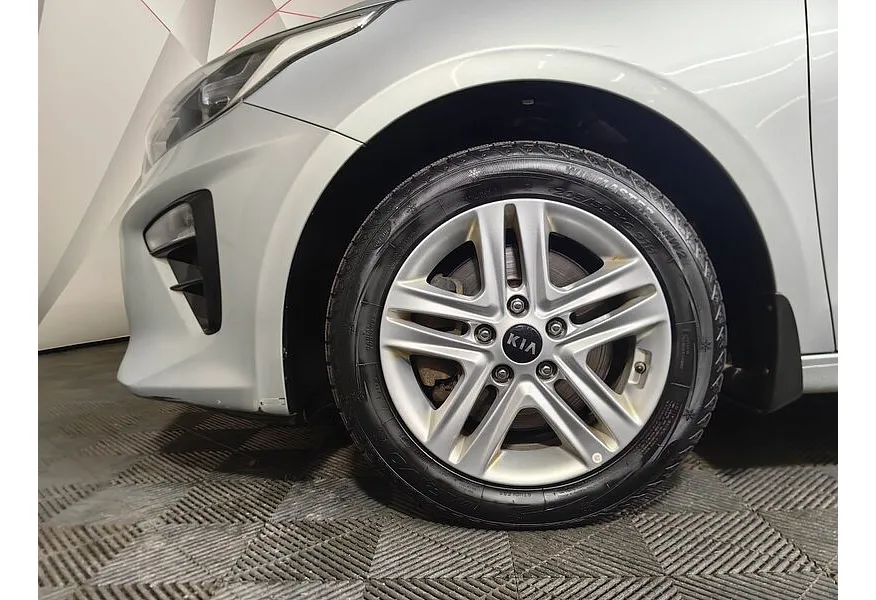 Kia Ceed 1.6 MPI AT (128 л.с.) Prestige Серебристый в АВИЛОН. Слайд №9