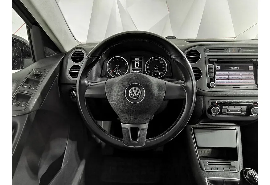 Volkswagen Tiguan 1.4 TSI BlueMotion MT (122 л.с.) Trend & Fun Черный в АВИЛОН. Слайд №20