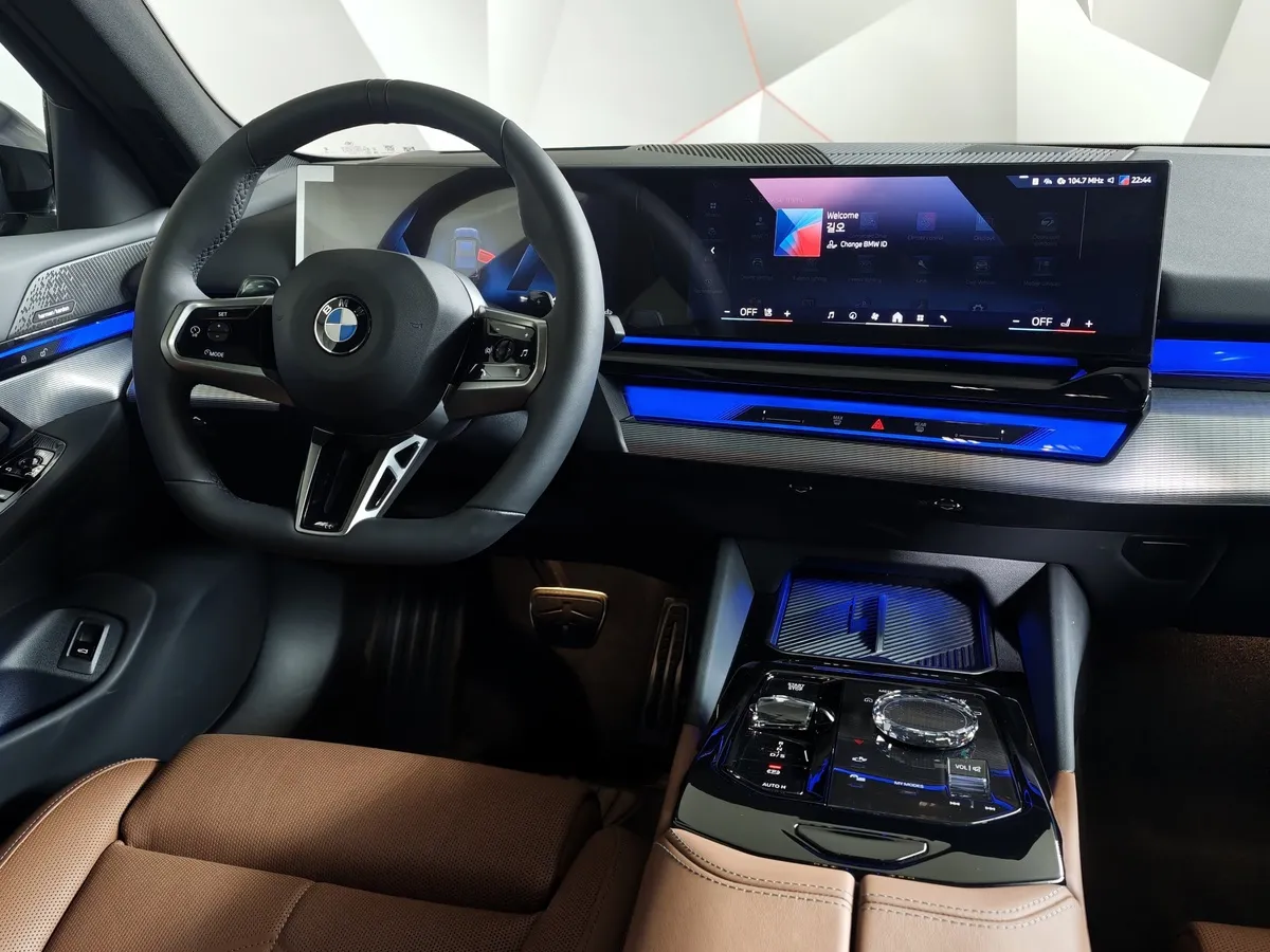 BMW 5 серия 530i xDrive AT (252 л.с.) Синий в АВИЛОН. Слайд №15