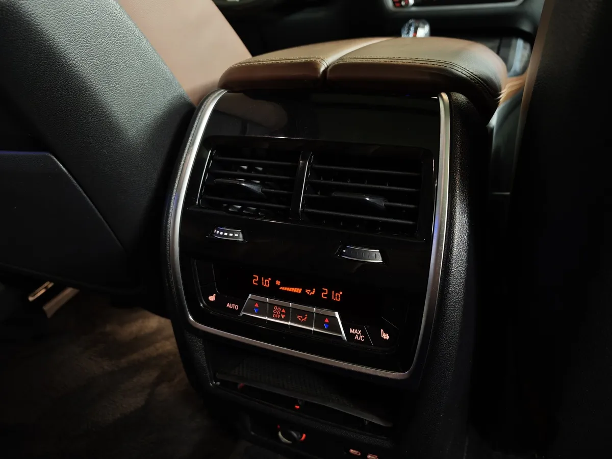 BMW X7 xDrive40d Steptronic (340 л.с.) Базовая (Локальная сборка) Черный в АВИЛОН. Слайд №31