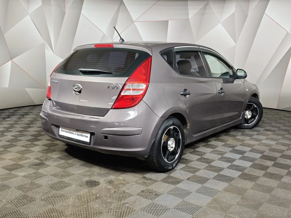 Hyundai i30 1.6 AT (126 л.с.) Коричневый в АВИЛОН. Слайд №2