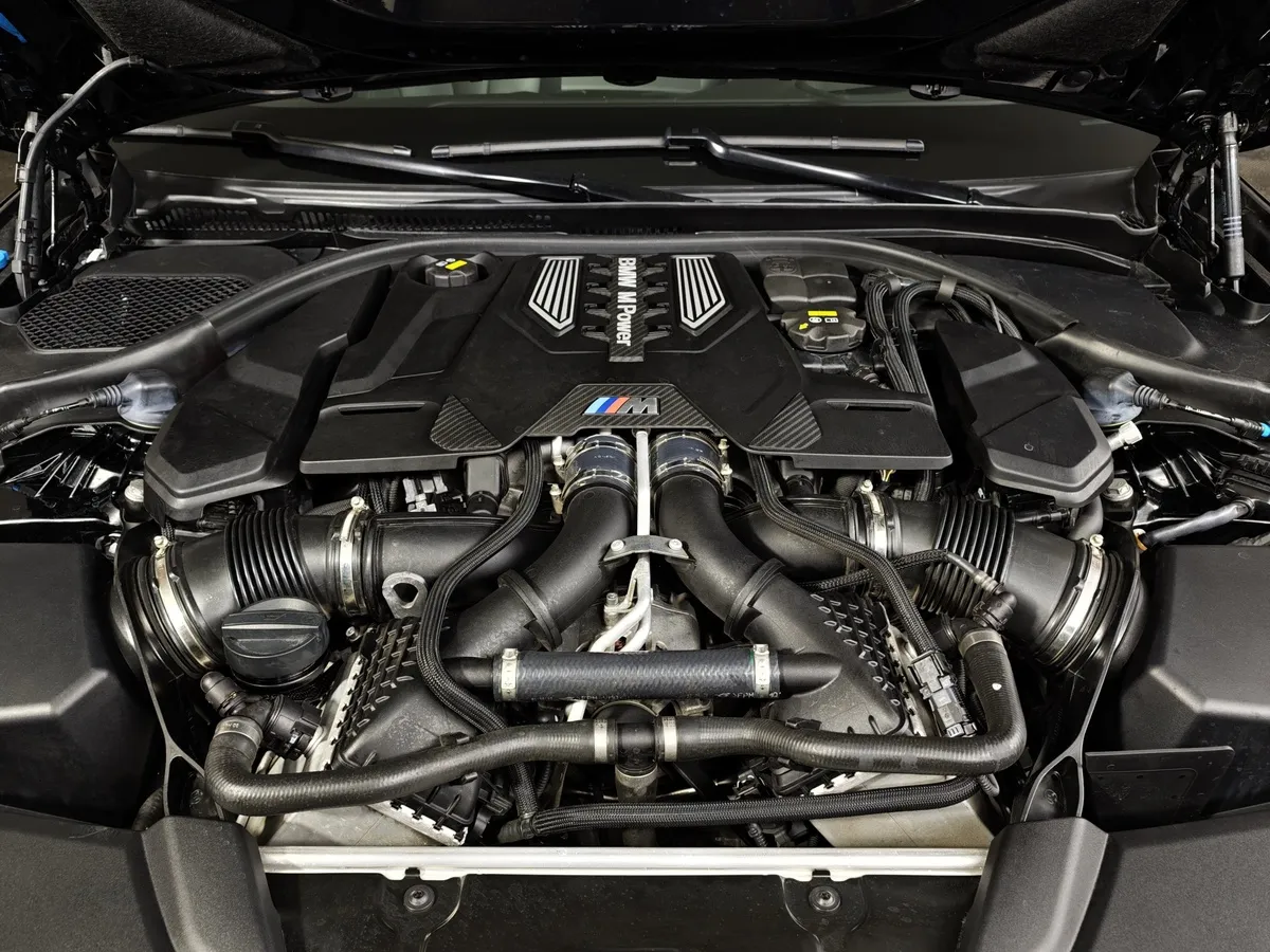 BMW M5 4.4 Steptronic xDrive (625 л.с.) Competition Черный в АВИЛОН. Слайд №10