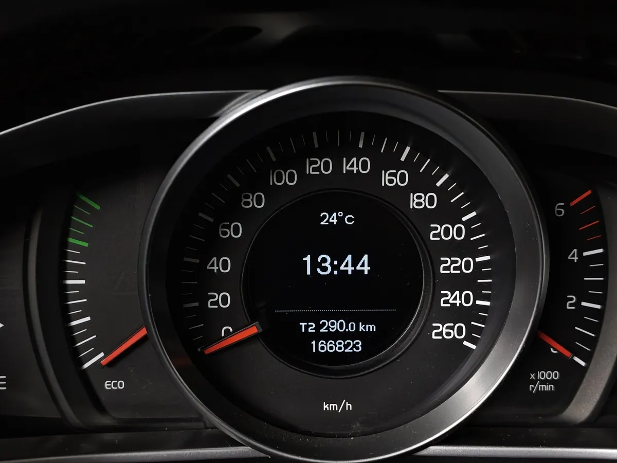 Volvo V40 1.6 D2 Powershift (114 л.с.) Черный в АВИЛОН. Слайд №17