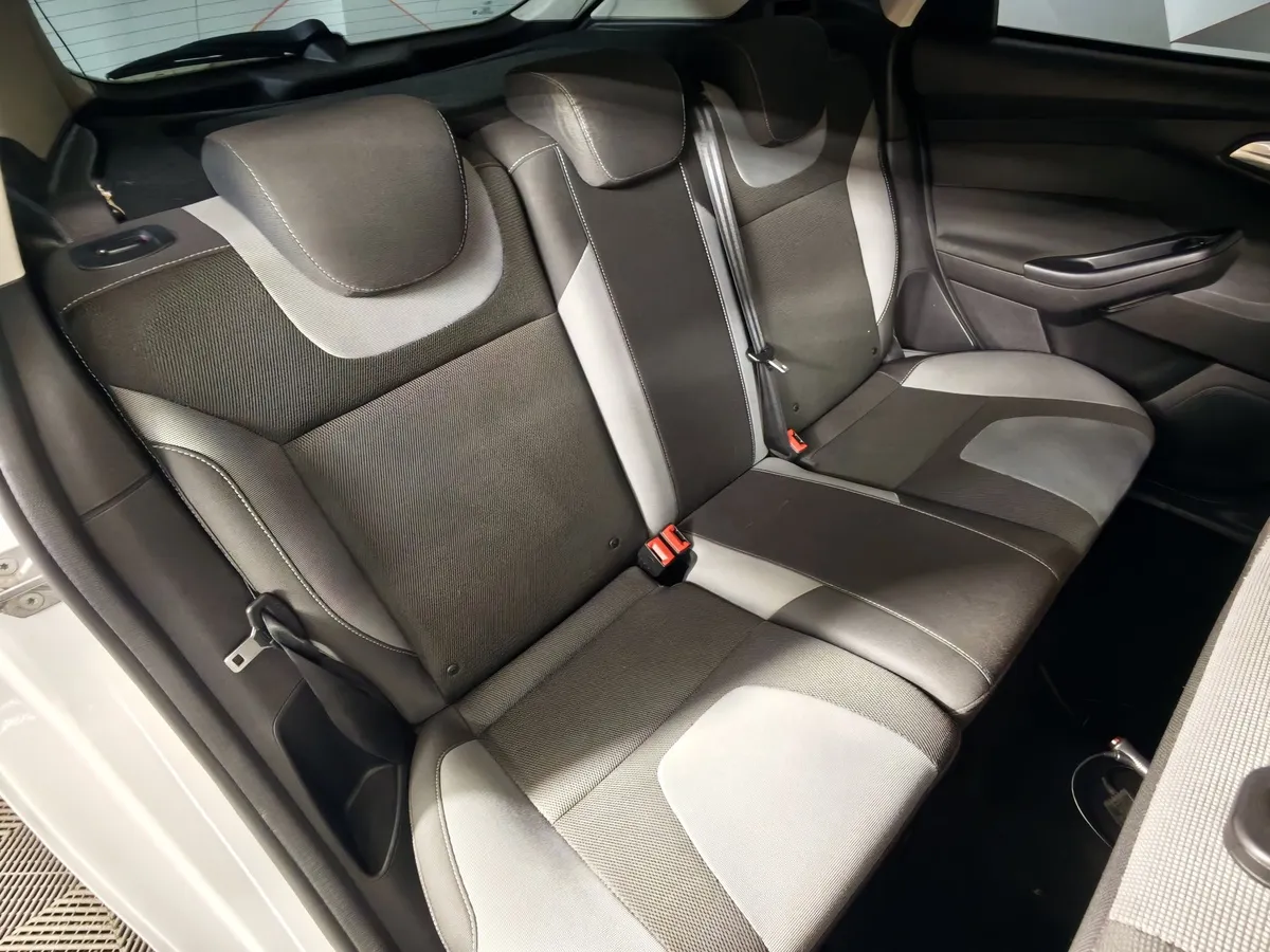 Ford Focus 1.6 Ti-VCT PowerShift (105 л.с.) Trend Белый в АВИЛОН. Слайд №17