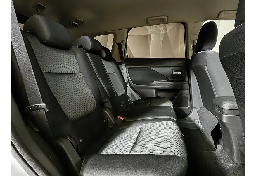 Mitsubishi Outlander 2.4 CVT 4WD (167 л.с.) Серебристый в АВИЛОН. Слайд №16