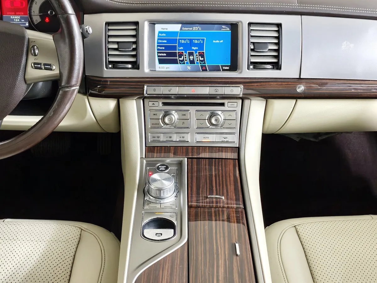 Jaguar XF 3.0 AT (238 л.с.) Белый в АВИЛОН. Слайд №13