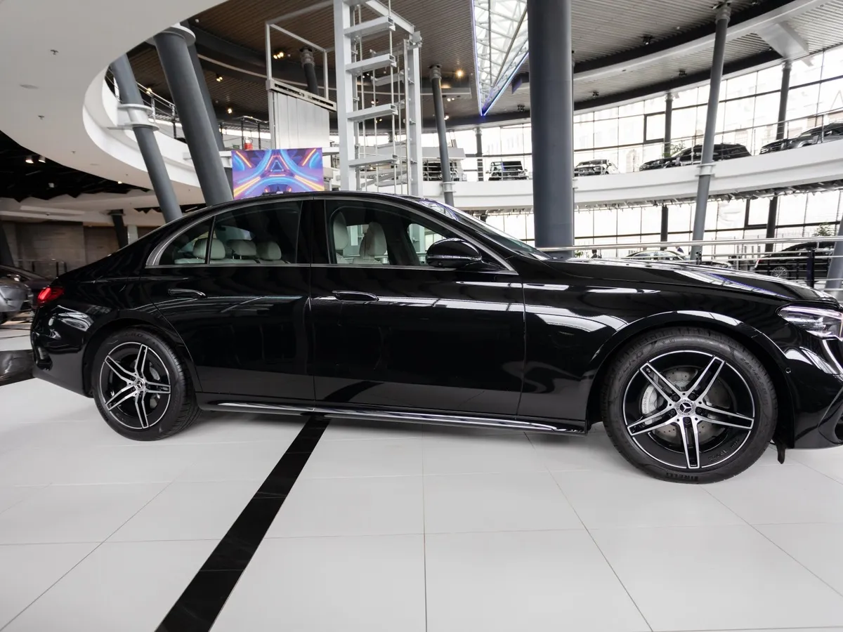 Mercedes-Benz E-Класс E 300 4MATIC (258 л.с.) Черный в АВИЛОН. Слайд №3