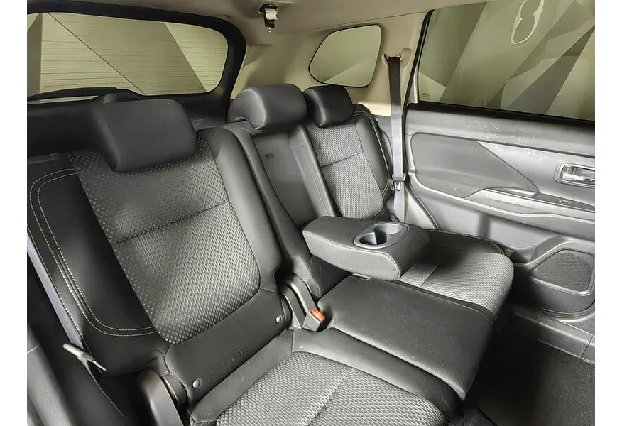 Mitsubishi Outlander 2.0 CVT 4WD (146 л.с.) Серебристый в АВИЛОН. Слайд №17