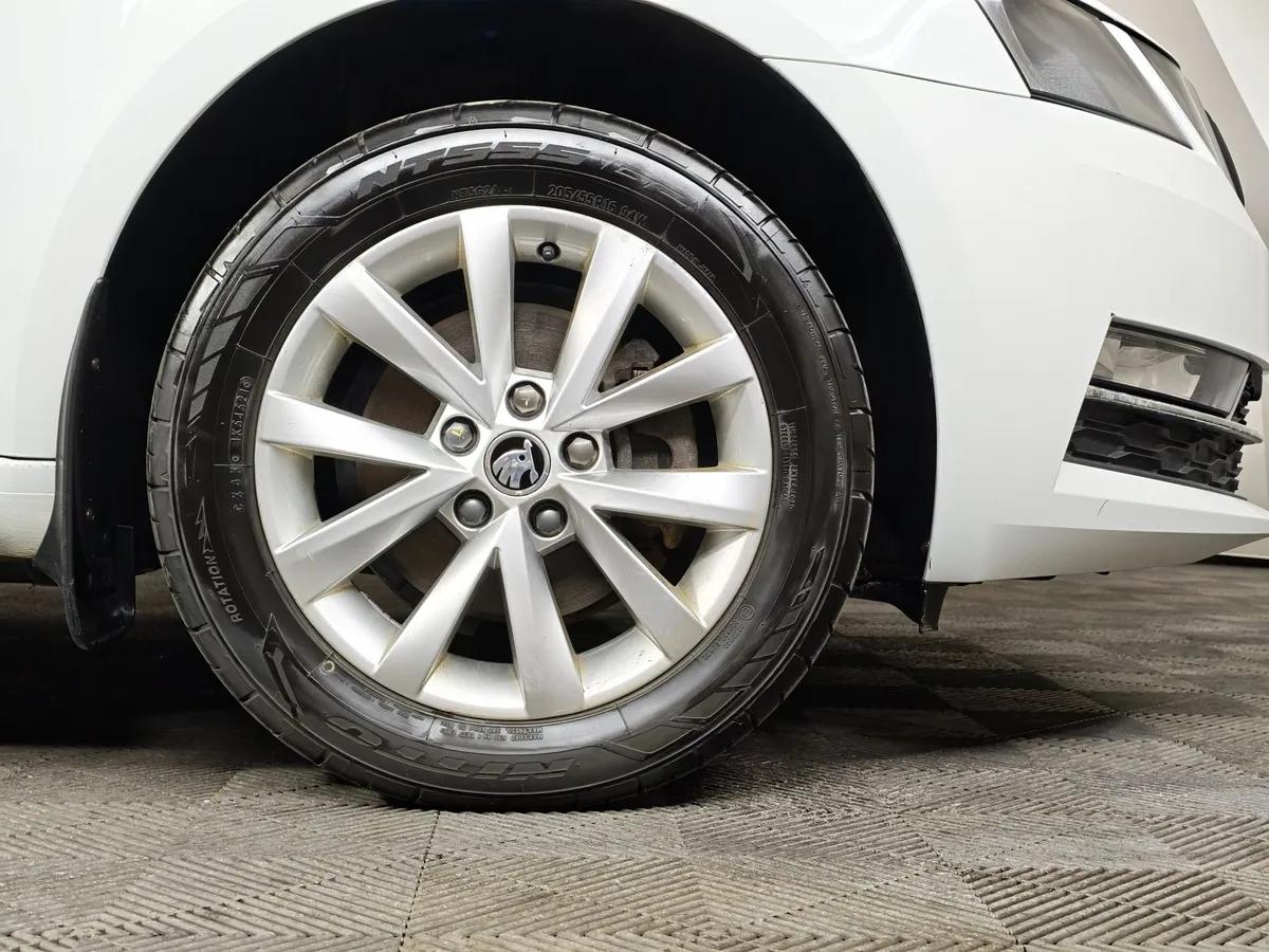 Skoda Octavia 1.6 MPI MT (110 л.с.) Белый в АВИЛОН. Слайд №9