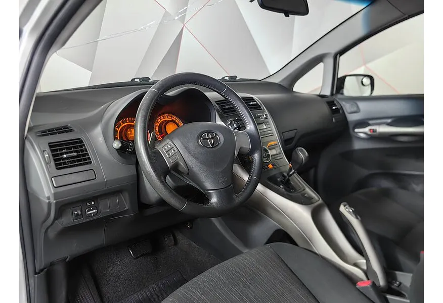 Toyota Auris 1.6 MMT (124 л.с.) Серебристый в АВИЛОН. Слайд №16 Toyota Auris 1.6 MMT (124 л.с.) Серебристый в АВИЛОН. Слайд №16