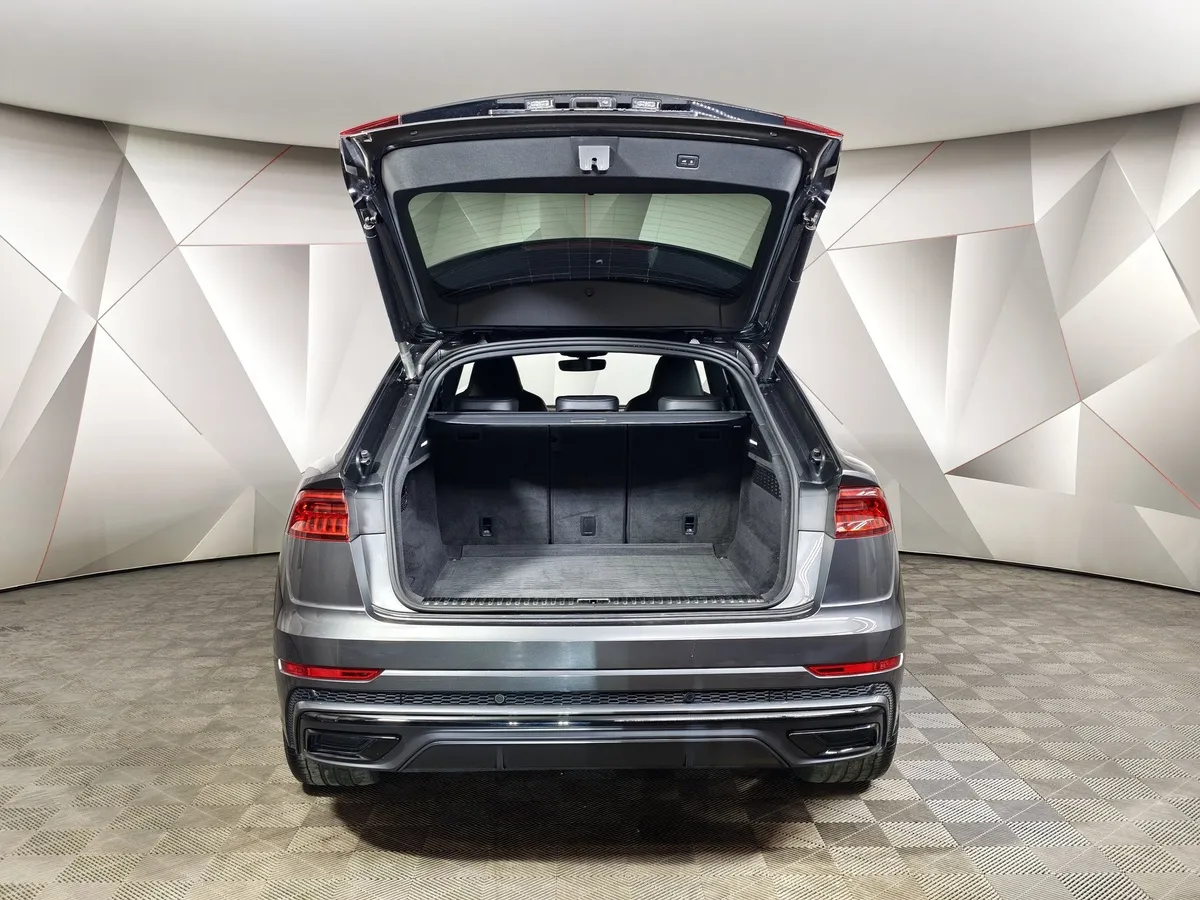 Audi Q8 55 TFSI Tiptronic quattro (340 л.с.) Серый в АВИЛОН. Слайд №12