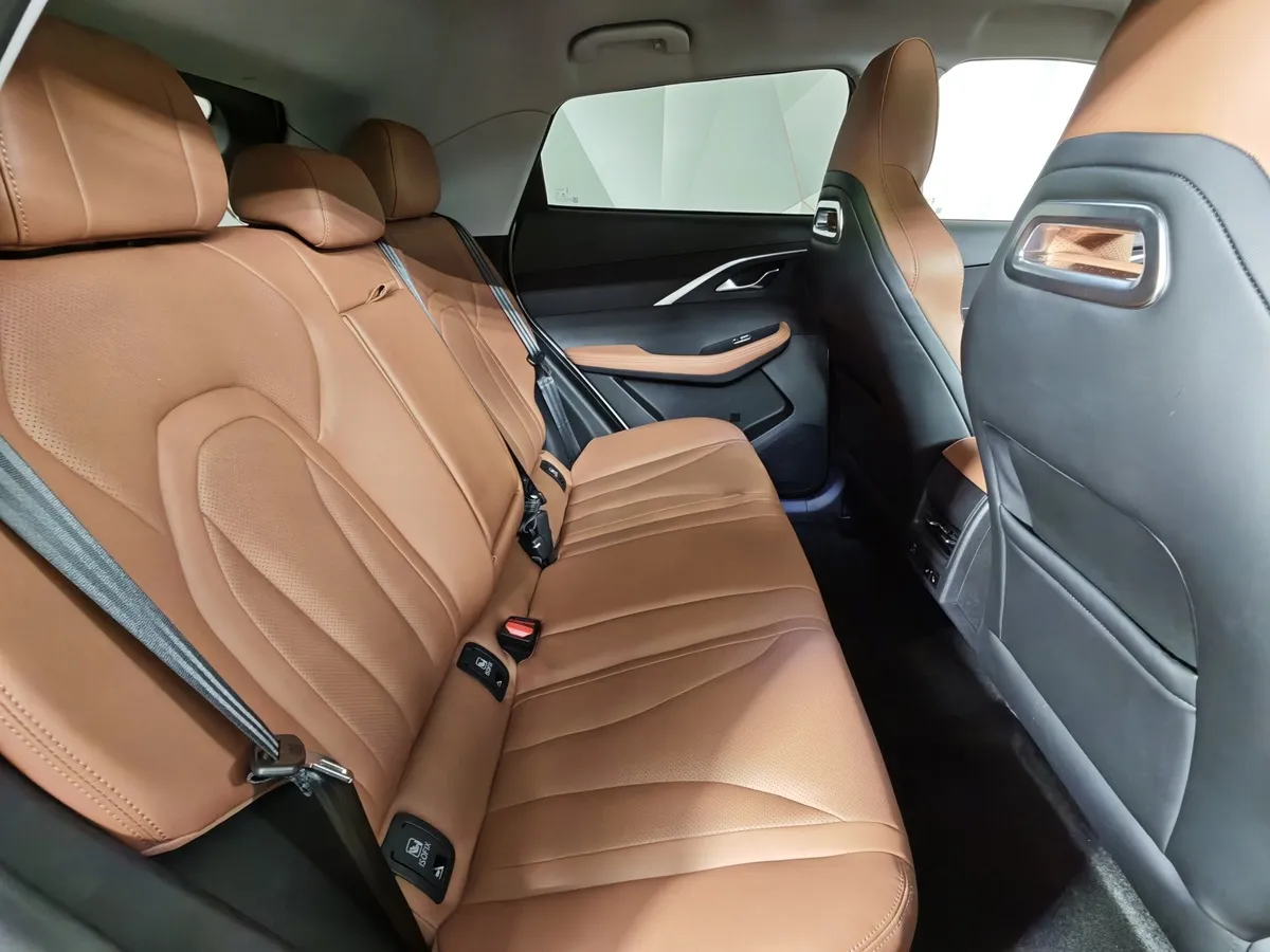 Omoda C5 1.6T DCT 4WD (150 л.с.) Supreme (двухцветный, красные элементы экстерьера) Белый в АВИЛОН. Слайд №16