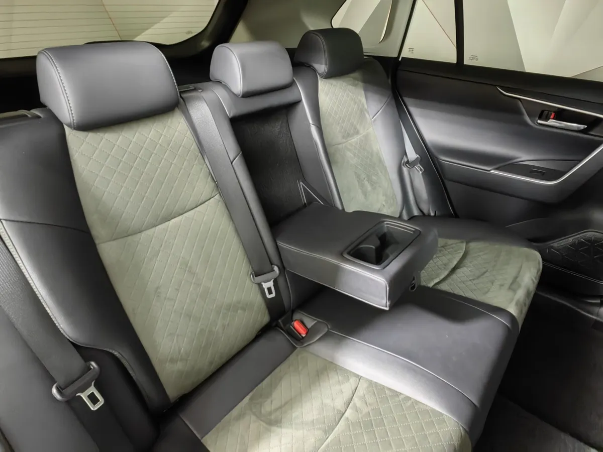 Toyota RAV4 2.0i CVT AWD (171 л.с.) Fashion Plus Белый в АВИЛОН. Слайд №17