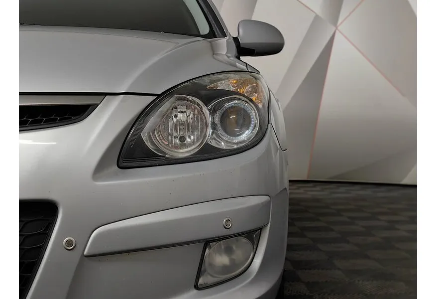 Hyundai i30 1.6 MT (122 л.с.) Серебристый в АВИЛОН. Слайд №10